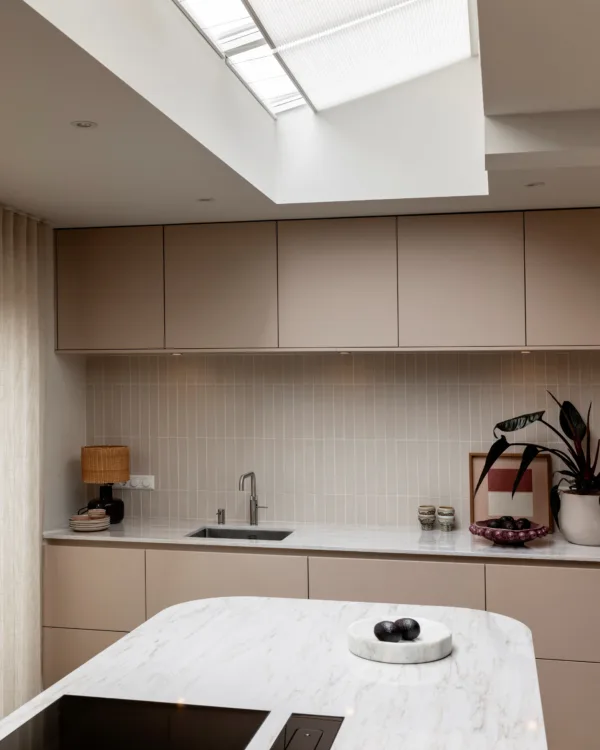 Keuken met lichtraam bekleed met dupligordijnen in de kleur Soft White