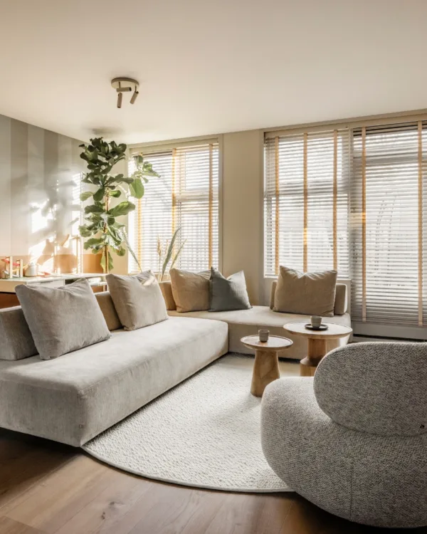 jaloezieën en een organische vloerkleed met een kast op maat in de woonkamer