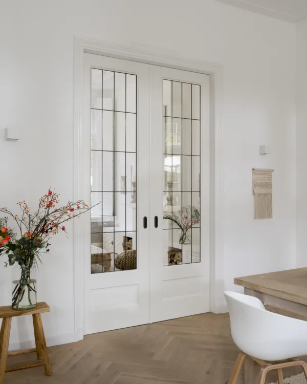 Witte Weekamp gallerijdeur met glas in woonkamer
