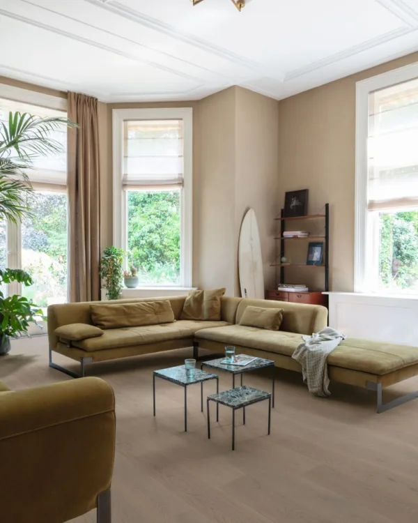 Een bruine parketvloer voor in de woonkamer van Aanhuis.be