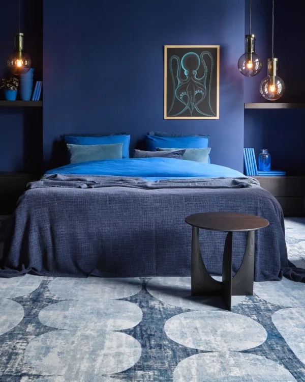 Uitgesproken blauw vloerkleed met patroon in de slaapkamer