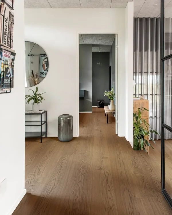 Woodura fineerparket in een donkere kleur voor in de hal
