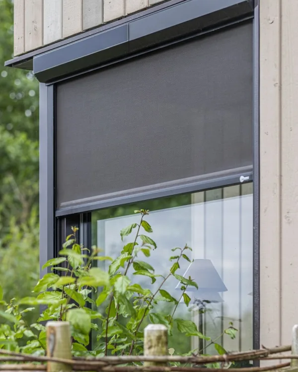 detail donkergrijze screen buitenzonwering van Suncircle