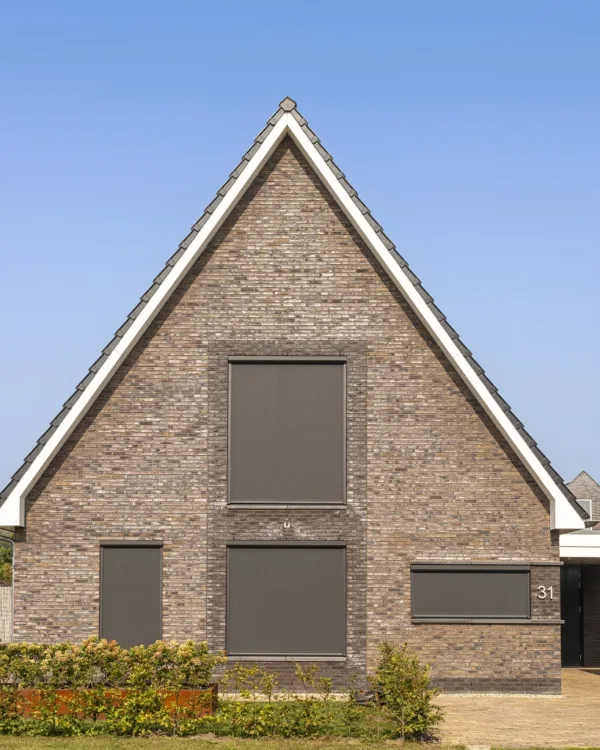 Buitenzonwering screens in warme bruin-grijstint voor gezinswoning