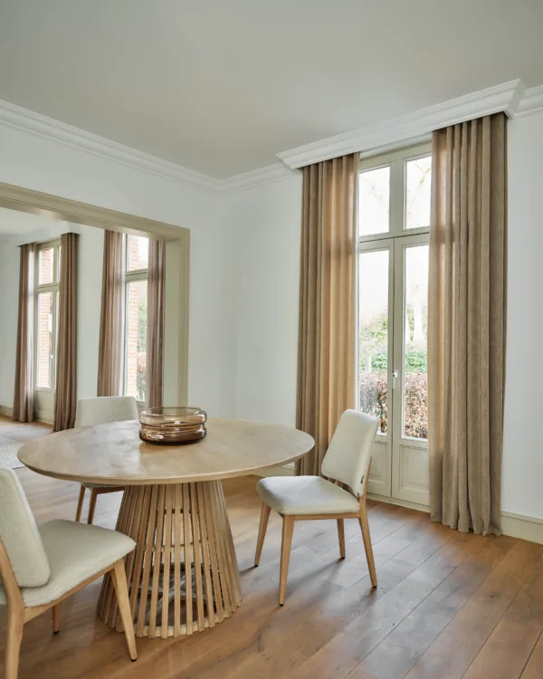 Salle à manger lumineuse avec des rideaux Artelux