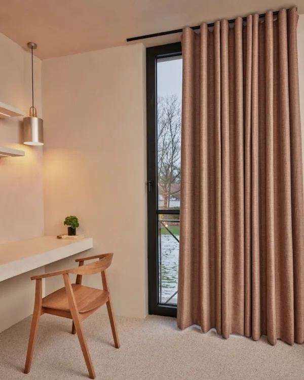 chambre lumineuse avec des rideaux Artelux roses