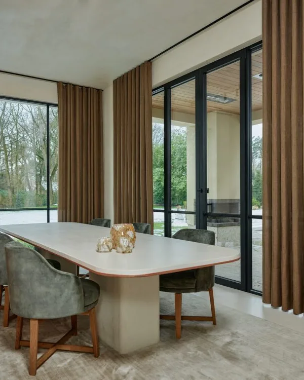 Salle à manger avec des rideaux Artelux