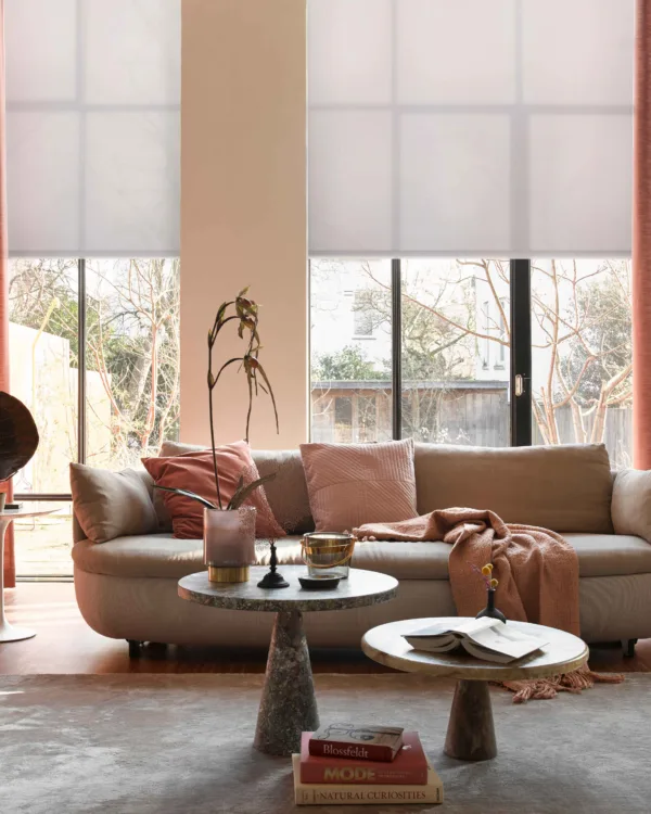 Woonkamer met roze/rode gordijnen