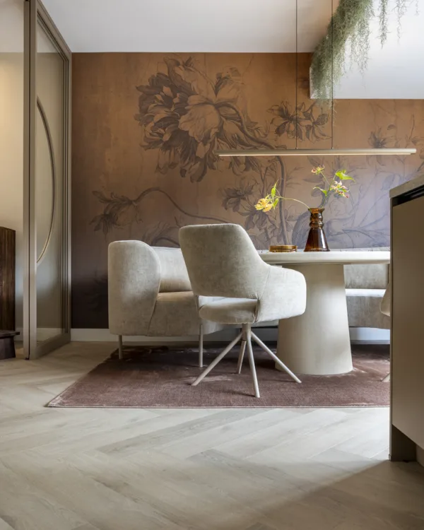 Visgraatvloer in de eetkamer met behang uit de collectie van Frans Uyterlinde