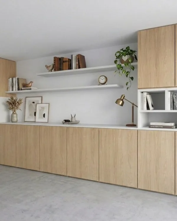 Maatkast hout met witte schappen