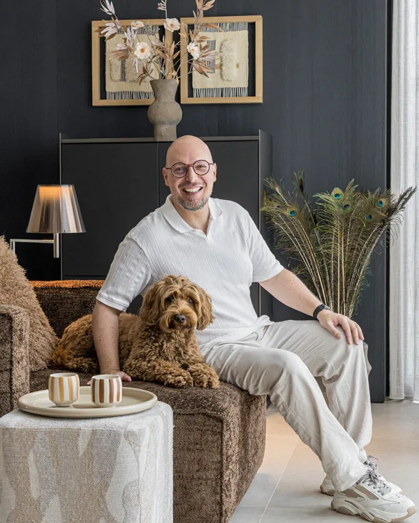 Bart Appeltans Make Over Eigen Huis met hond Bo op zetel