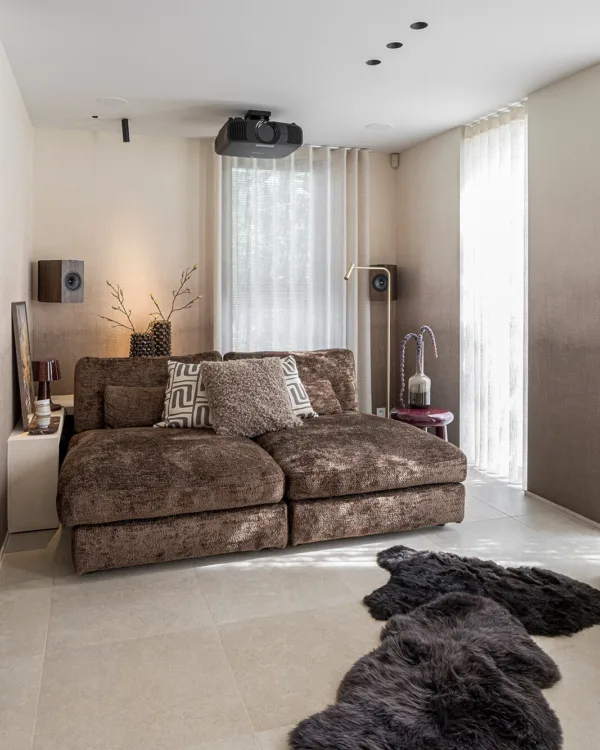 Bart Appeltans Make Over Eigen Huis loungehoek met bruine zetel