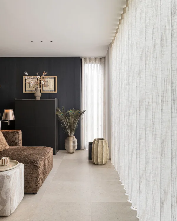 Bart Appeltans Make Over Eigen Huis met offwhite gordijnen