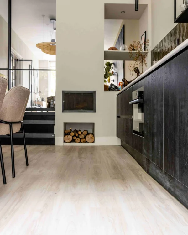 vinyl click vloer in een keuken met een openhaard