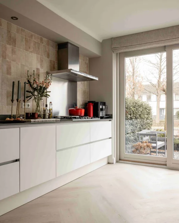 Vinylclick vloer met vloerverwarming in een lichte keuken