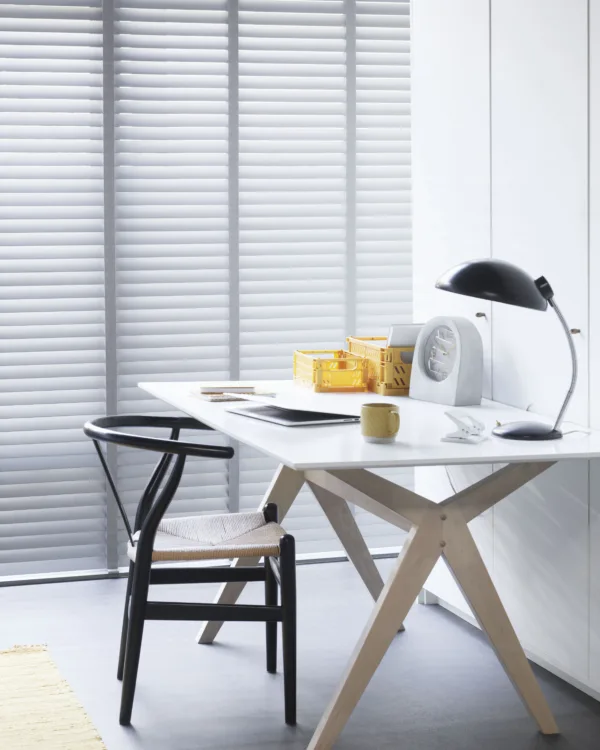 Witte houten jaloezieën