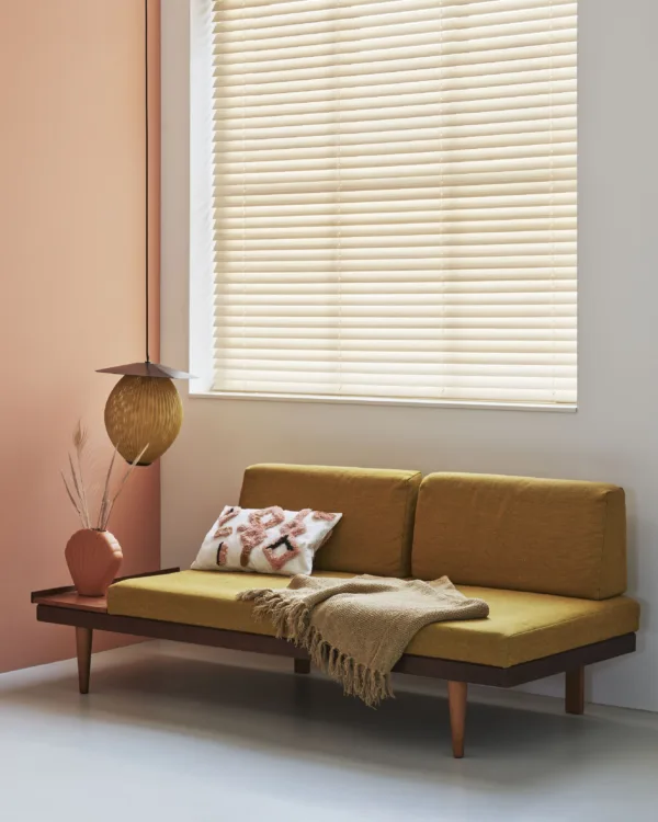 Lichte houten jaloezieën