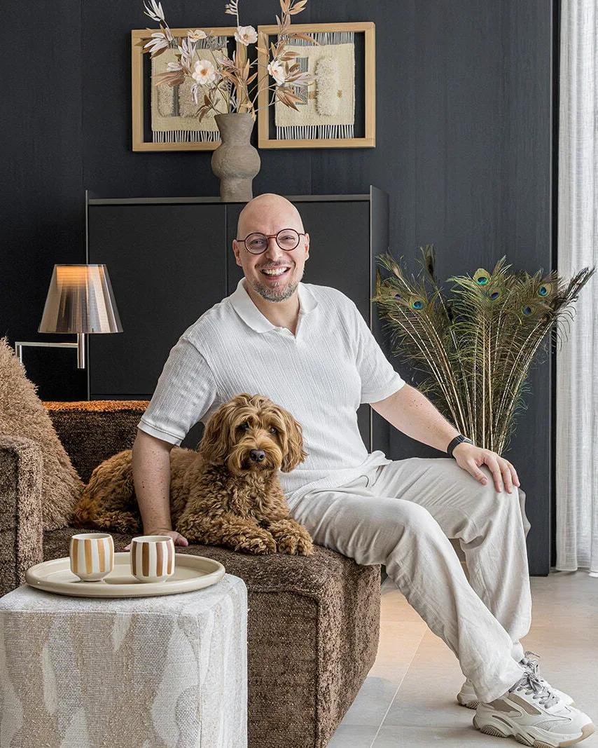 Bart Appeltans Make Over Eigen Huis met hond Bo op zetel