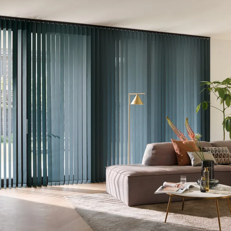 Grijsblauwe lamellen in de woonkamer