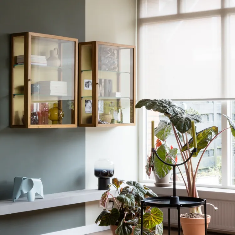 Witte brede rolgordijnen op maat in de woonkamer