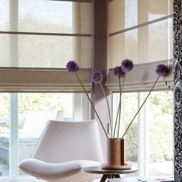 Beige semi transparante vouwgordijnen