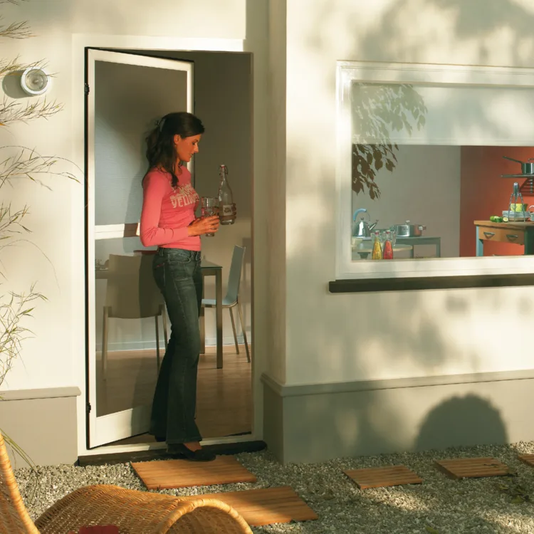 scharnierende vliegenraam Luxaflex