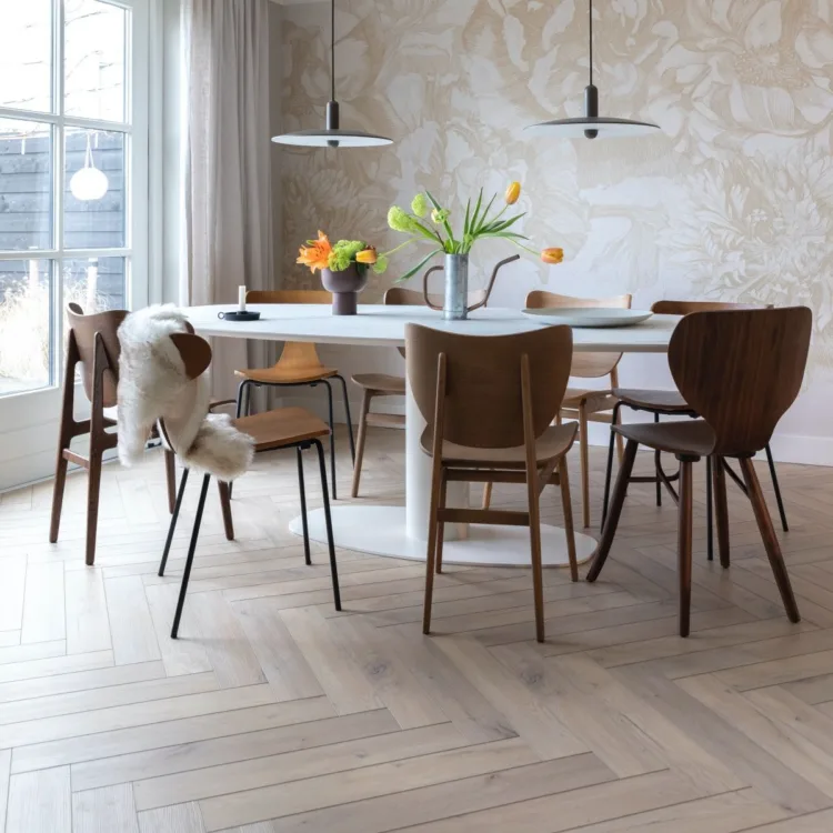 Lichthouten pvc vloer in de eetkamer