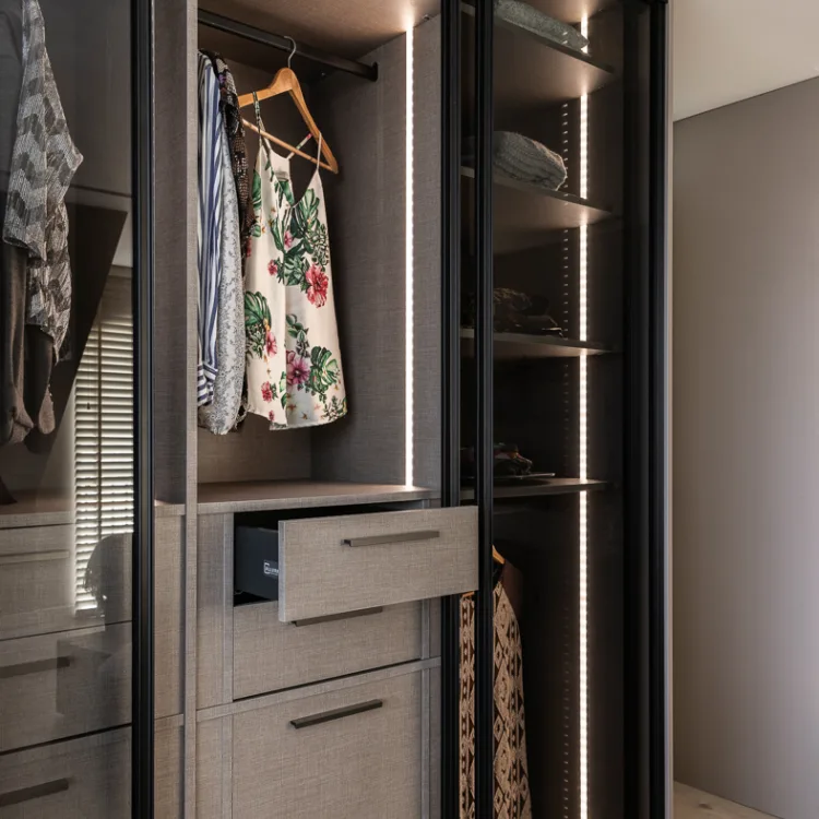 Luxe inloopkast op maat met verlichting