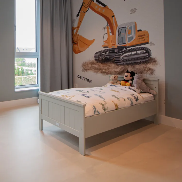 Stoere kinderkamer met gietvloer lichte kleur