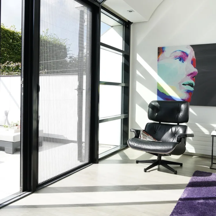 Vliegenraam voor deur op maat met zwart frame voor brede schuifpui terrasdeuren