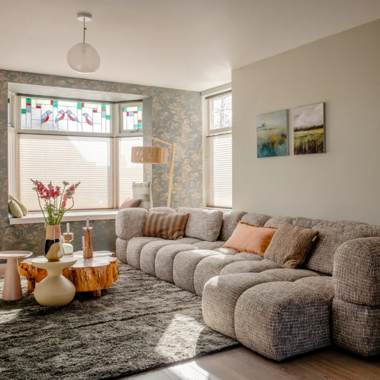 Warm kleurrijke woonkamer realiseer je bij Aanhuis