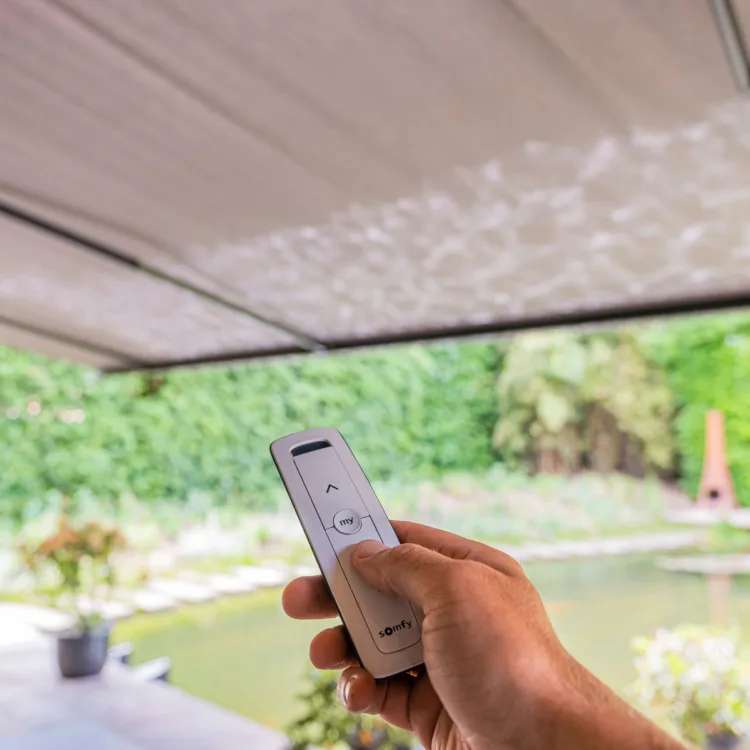 Buitenzonwering met knikarm