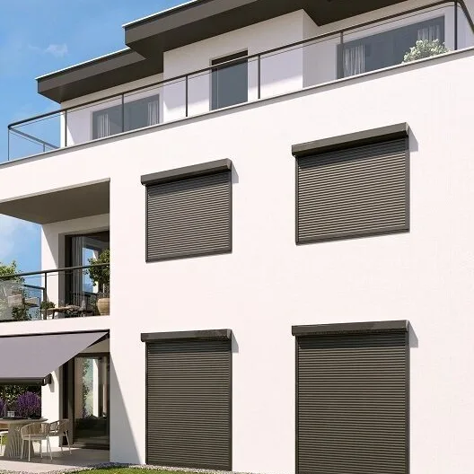 Wit huis met zwart rolluik