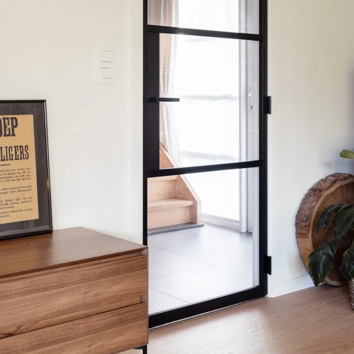 Metalen deur in de woonkamer