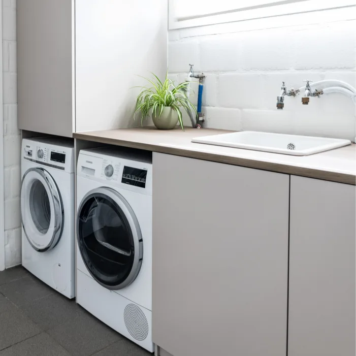 Licht grijze wasmachine kast op maat