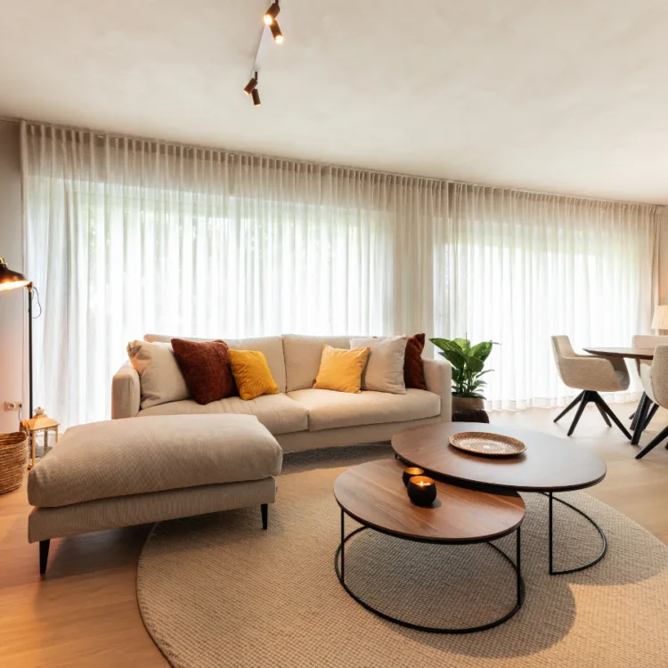 Woonkamer met inbetweens, parketvloer, vloerdkleed en behang