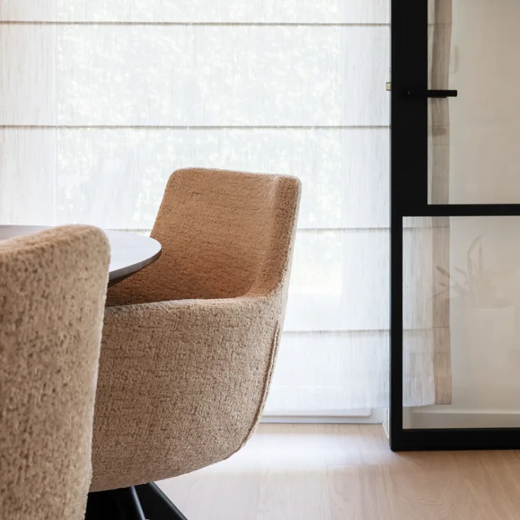 Vouwgordijnen en metalen deur in de woonkamer