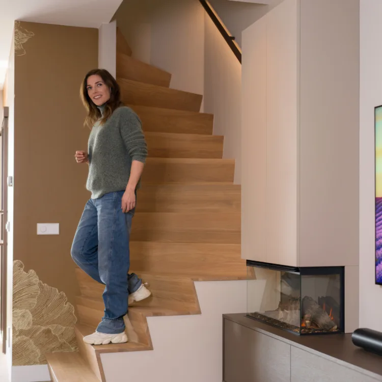 Licht eiken Z-trap in de woonkamer met een dame er op