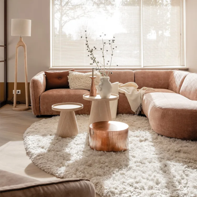 PVC vloer met geweven hout raamdecoratie in een woonkamer met Japandi woonstijl