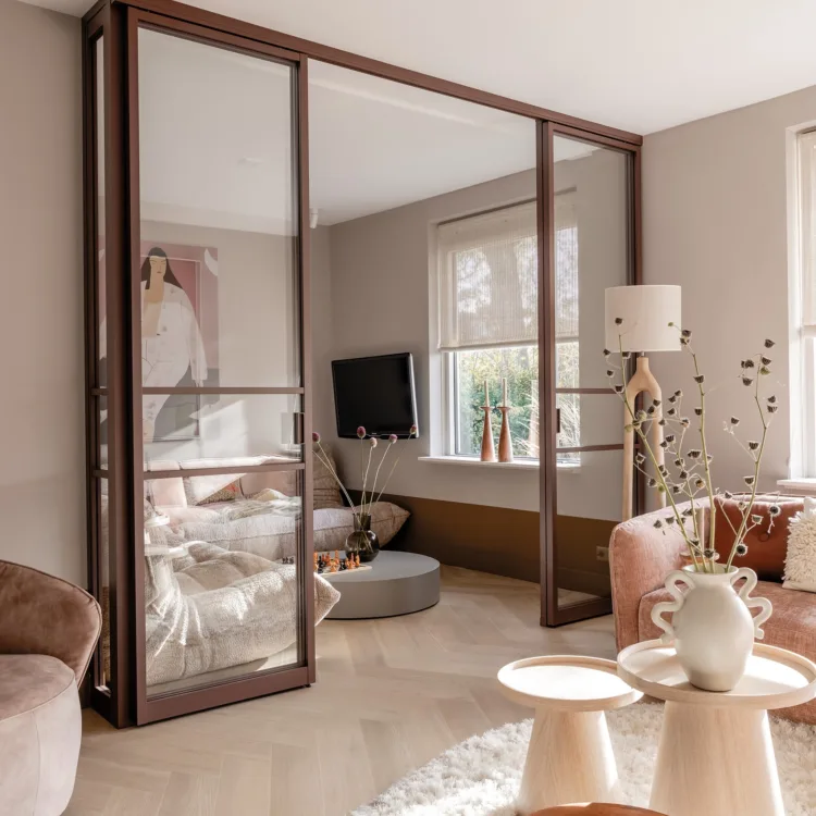Japandi woonstijl in de woonkamer met een roomdivider voor een praktische en stijlvolle afscheiding van woonruimtes