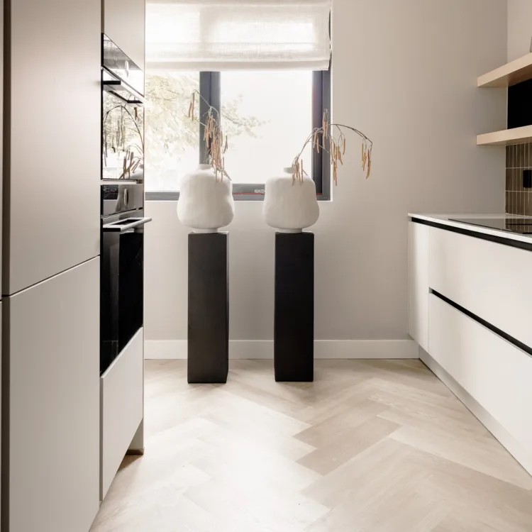 Keuken in Scandinavische stijl met praktische vinylvloer.