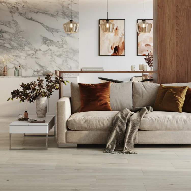 Woonkamer in Art Nouveau stijl met meubelen in natuurlijke kleuren en accessoires in gekleurd glas en brons.