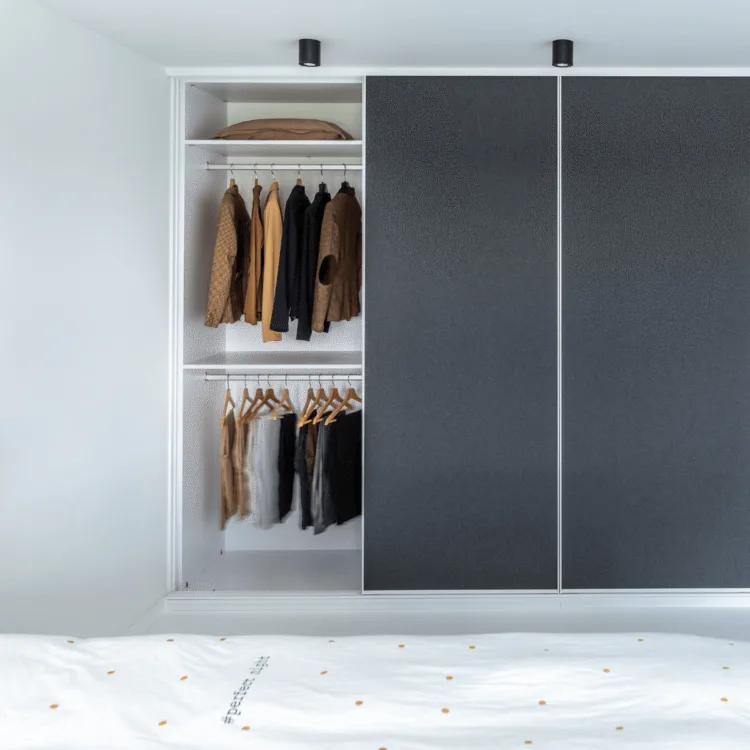 Witte kledingkast op maat met zwarte schuifdeuren