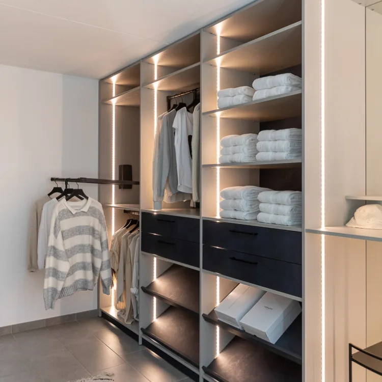 Een inloopkast op maat is met LED-verlichting verkrijgbaar, praktisch en mooi