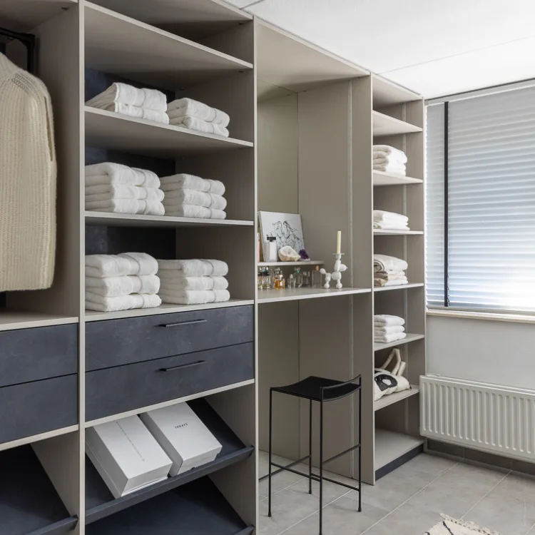 Combineer legplanken, open vakken en laden tot de ideale inloopkast