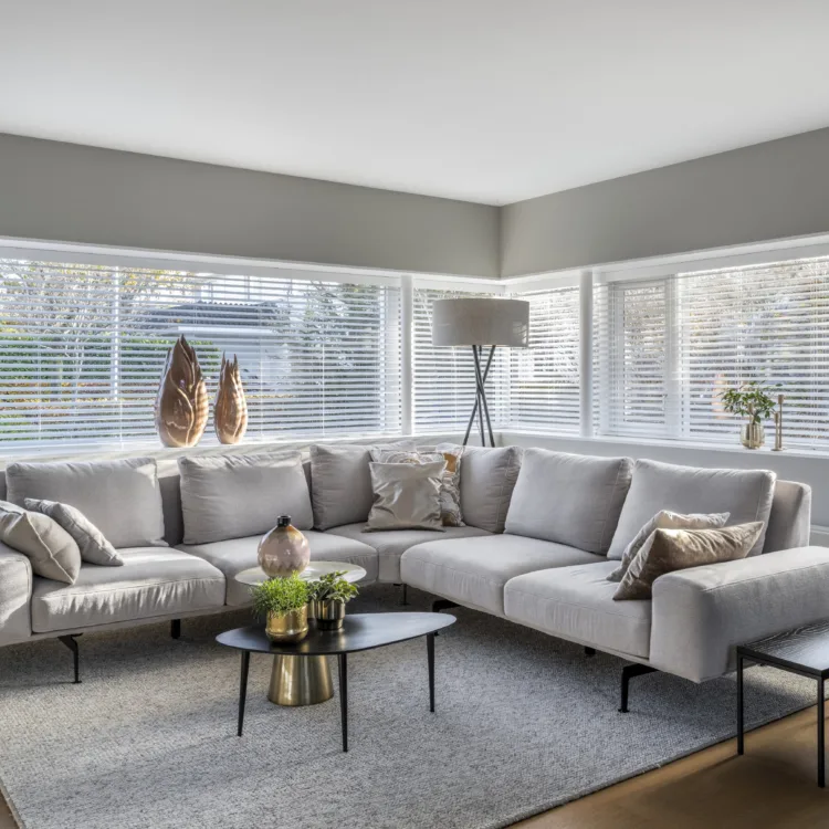 Zonnelux Raamdecoratie: lichte jaloezieën voor een luxe uitstraling in de woonkamer