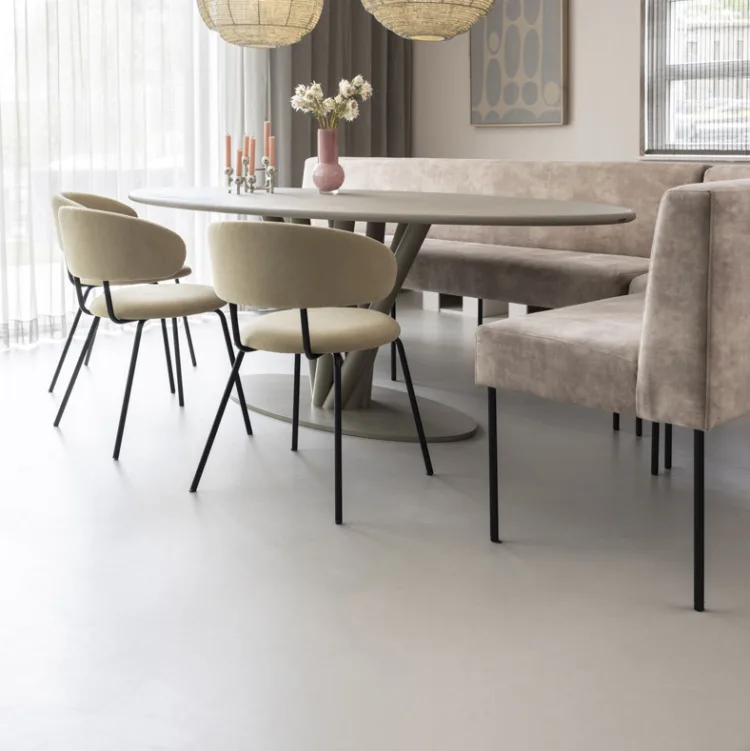 Eetkamer met grijs beige betonlook vloer, stoelen en bankje met metalen poten