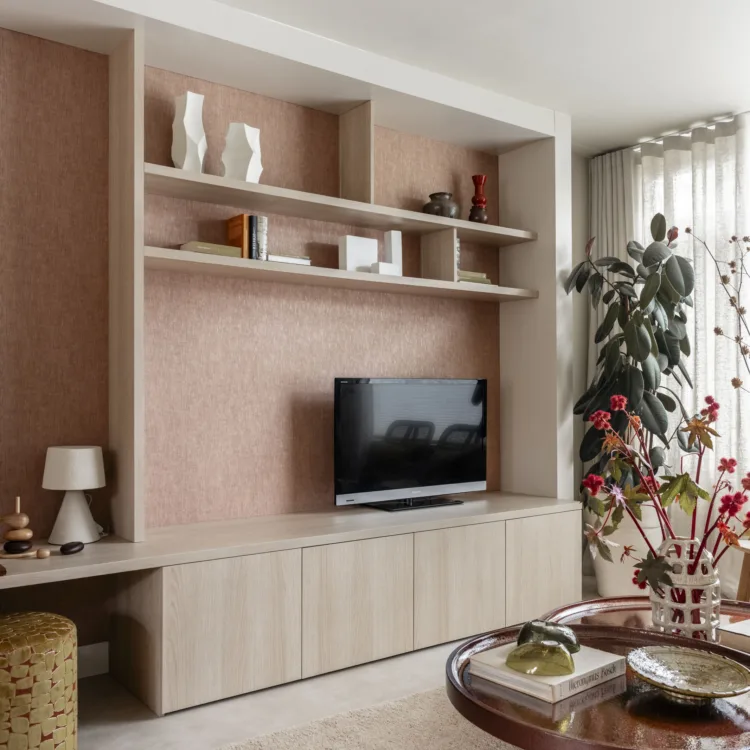 Woonkamer met tv kast op maat van licht hout