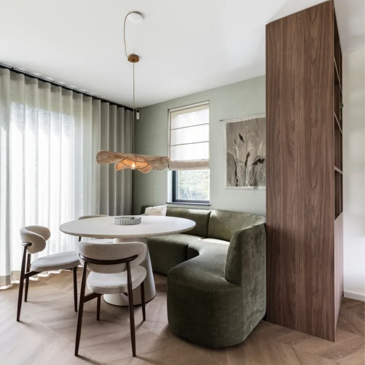 Eethoek met ronde tafel en kamerhoge wavegordijnen
