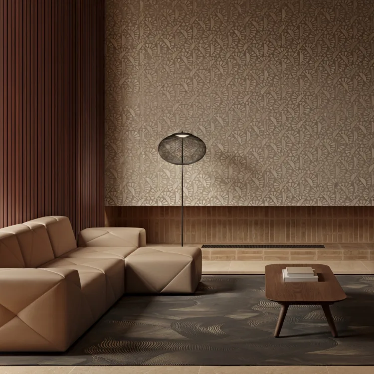 Woonkamer met behangpapier en wandbekleding in warme tinten, leren bank en vloerkleed.